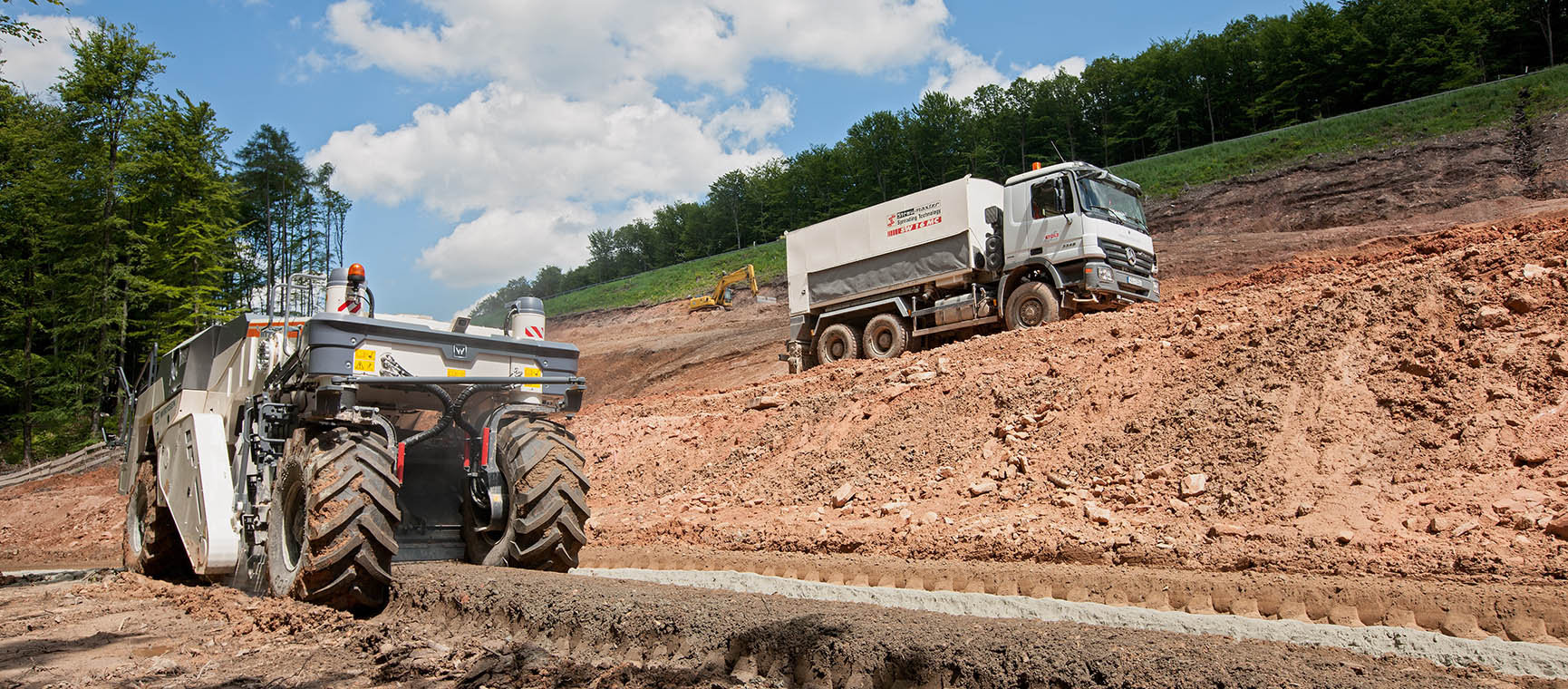 Straßenbaumaschine im Wald